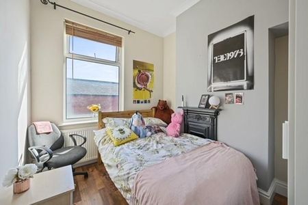 4 bedroom terraced house to rent - Photo 3