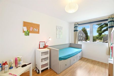 3 bedroom flat to rent - Photo 4