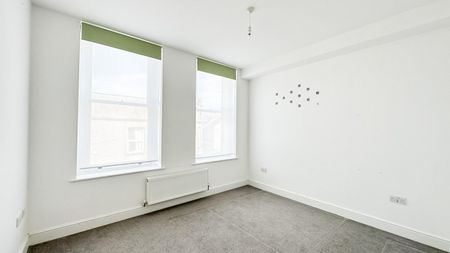 2 bedroom Flat To Let - Photo 3