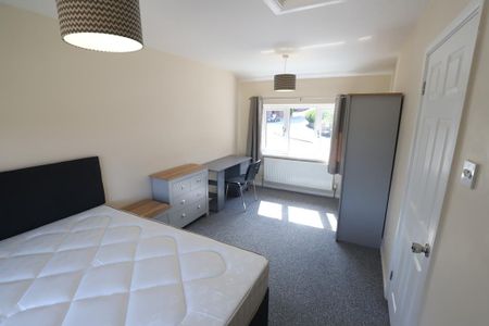 5 bedroom semi-detached house to rent - Photo 4