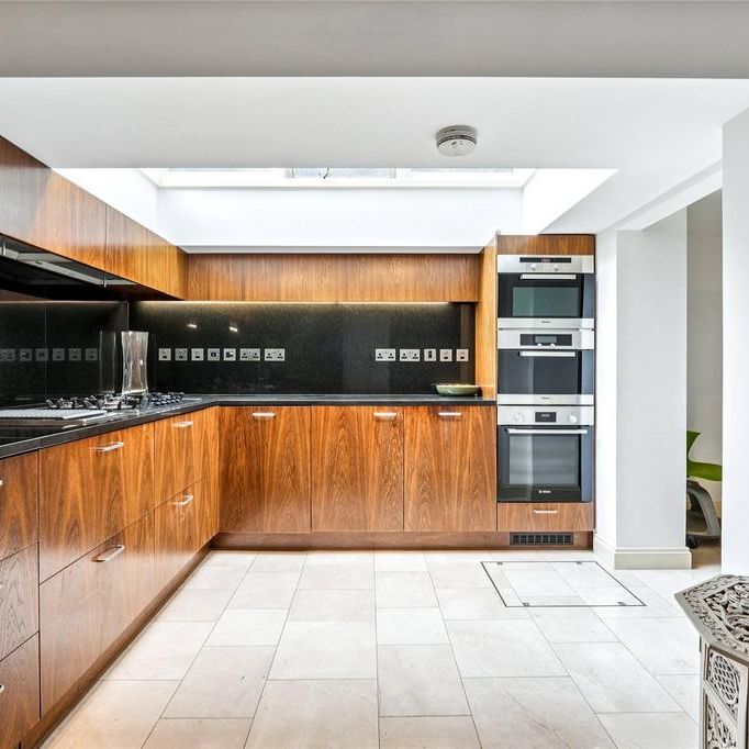 4 bedroom end of terrace house to rent - Photo 1