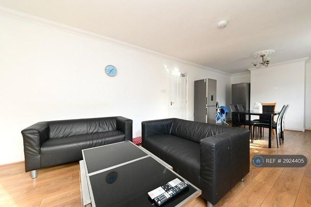 1 bedroom in a flat share to rent - Photo 1