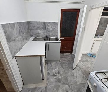 Studio Flat, Romford Road, E12 - Photo 5