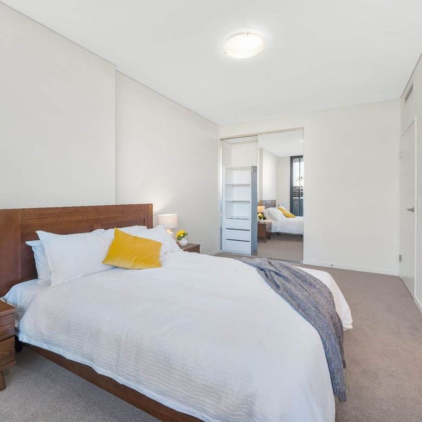 Massive Living & Bedroom Space In Prime Location - Photo 1