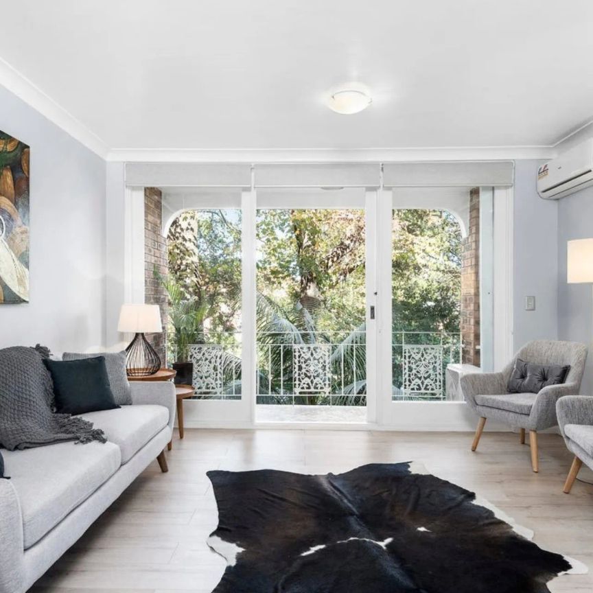 Stylish Fully Furnished Apartment in Leafy Ideal Locale - Photo 1