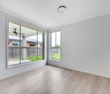 SPACIOUS DOUBLE LEVEL FAMILY HOME IN CENTRAL LOCATION - Photo 1