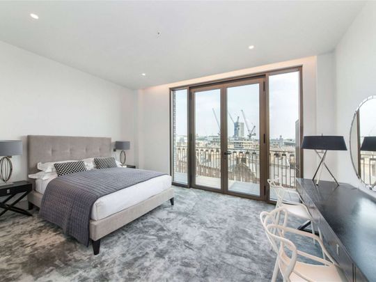 Beautiful south facing 2 bedroom apartment of over 1,600 sq ft, set on the fifth floor of this impressive development, with 24/7 concierge, gym and roof terrace. Available for 6 months. - Photo 1