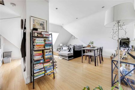 A bright and spacious one bedroom flat in a well maintained conversion. - Photo 5