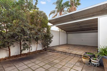 Spacious Villa in the Heart of Mile End! - Photo 2