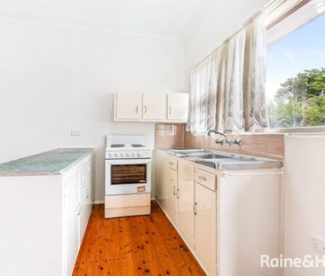 Well-Maintained One-Bedroom Flat in a Convenient Location - Photo 2