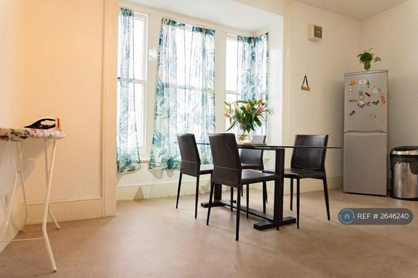 1 bedroom in a flat share to rent - Photo 1