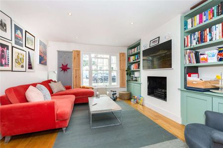 A beautifully presented three bedroom house with large west facing garden in a fantastic Islington location just moments from Highbury & Islington station. - Photo 5