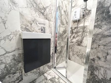 Greenroyd Avenue, Bolton, BL2 - Photo 4