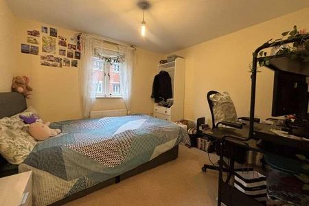 Woking, Surrey, GU22 - Photo 3