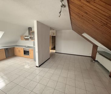 Schöne 2-Zimmer Wohnung im DG mit EBK und Stauraum - Photo 1