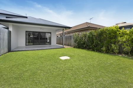 Modern living townhouse with close proximity to schools and public transport - Photo 3