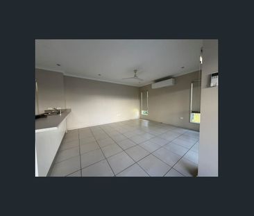 Low maintenance 4 bedroom 2 bathroom home- walking distance to ever... - Photo 1