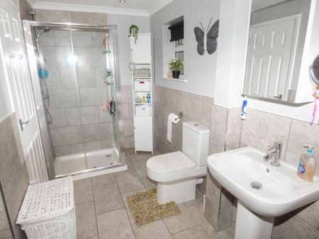 4 bedroom semi-detached house to rent - Photo 2