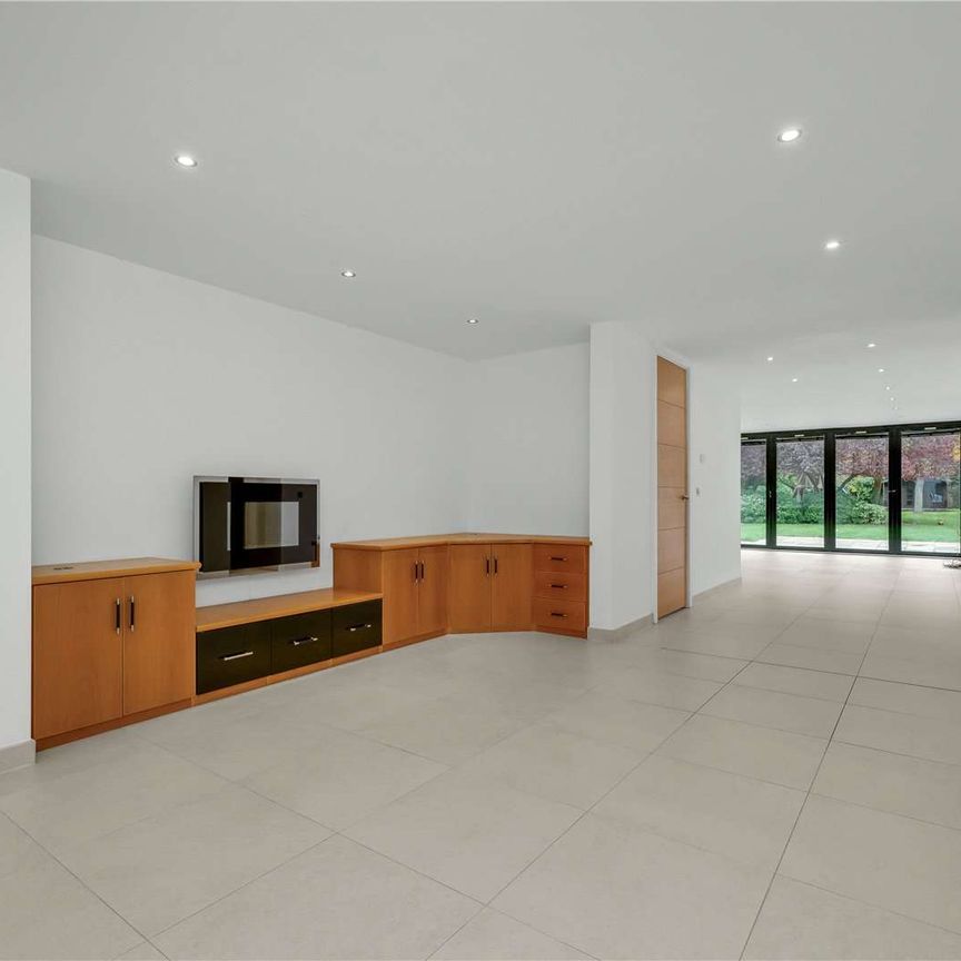 Gated, contemporary 5 bedroom family home, offering spacious accommodation with lots of natural light in a desirable residential road. - Photo 1