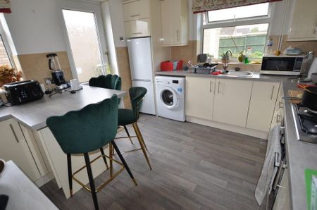 1 bedroom in a house share to rent - Photo 4