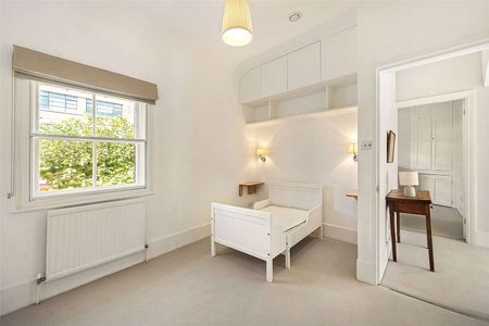 A Grade II Listed three bedroom terraced house with off street parking and set behind gates. - Photo 2