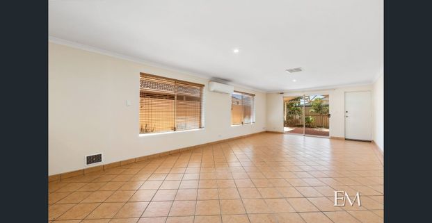 Freshly painted, in front of the park! - Photo 1