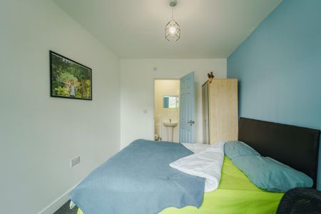 8 bedroom detached house to rent - Photo 4