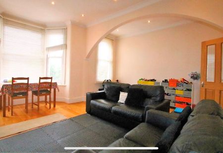 2 Bed Flat, St Saviours Road, CR0 - Photo 2