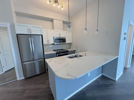 Avail. Dec 1st: Downtown – Top floor, 1 bedroom condo - Photo 3