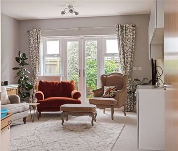 An immaculate five-bedroom semi-detached family home situated on a ... - Photo 3