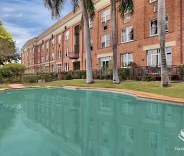 LOCATION! LOCATION! - Photo 6