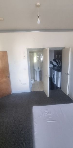 Studio Flat, Scarborough Road, E11 - Photo 1