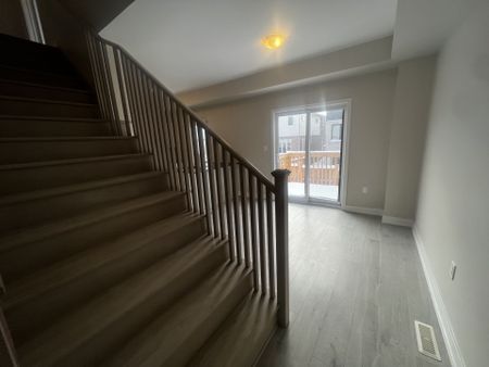 For Lease - 230 Prince William Way, Barrie, Ontario - Photo 4