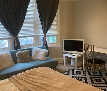 Room in a Shared Flat, Inchmery Rd, SE6 - Photo 1