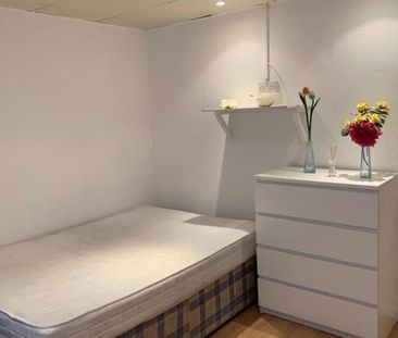 Room in a Shared Flat, Frensham Drive, SW15 - Photo 2