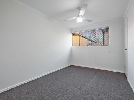 Freshly Painted 2-Bedroom Townhouse with Bonus Attic Storage - Walk to Everything! - Photo 4