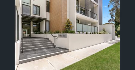 Modern villa-style apartment with lush garden views - Photo 3