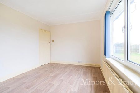 3 bedroom detached bungalow to rent - Photo 3