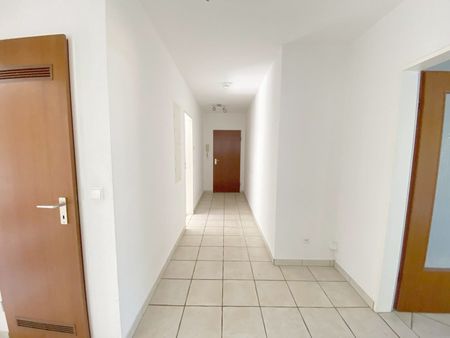 Trier-Heiligkreuz: Stadtnahe 3 ZKB- Wohnung mit Balkon, Einbauküche & Tiefgaragenplatz – wird umfassend renoviert! - Photo 5