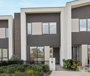 Modern Double-Story Townhouse in a Prime Location - Photo 2