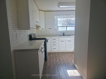 For Lease - 1327 Commerce Street, Pickering, Ontario - Photo 5