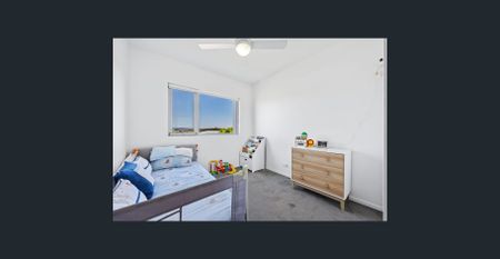 TOP FLOOR UNIT 2 BED, 2 BATH, 2 CAR PARKING - AVAIL NOW - Photo 4