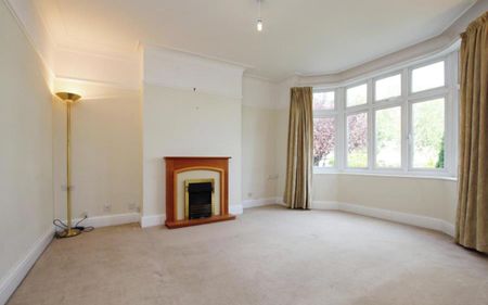 Fantastic three bedroom semi-detached house in a beloved family area with garage! Walking Distance to Gloucester Road! - Photo 3