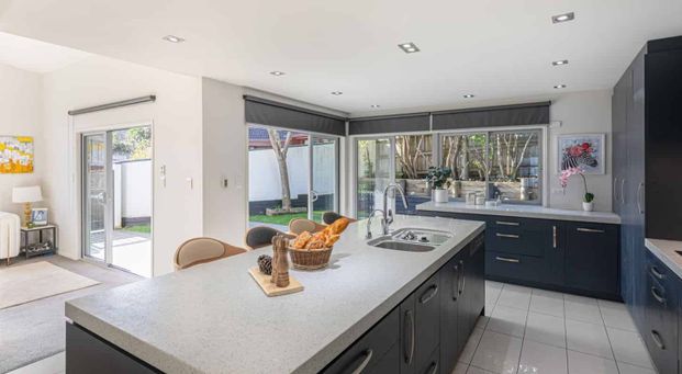 Elegant 4-Bedroom Family Home with Study for Lease in Browns Bay, Auckland - Photo 1