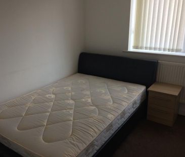 4 bedroom end of terrace house to rent - Photo 2