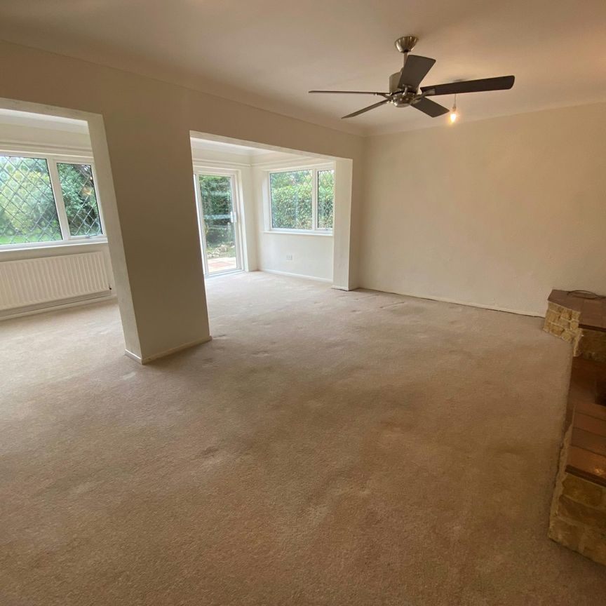 Bungalow to rent on - Photo 1