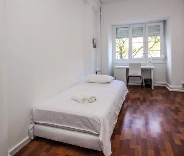Room in a shared 11-bedroom apartment for rent in Lisbon for students - Photo 2