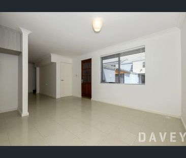 STYLISH RENOVATED 3 BEDROOM 2 BATHROOM TOWNHOUSE - Photo 2