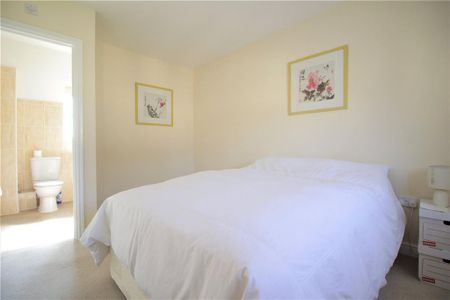 3 bedroom end of terrace house to rent - Photo 3