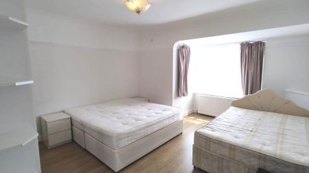 3 bed flat to rent - Photo 3
